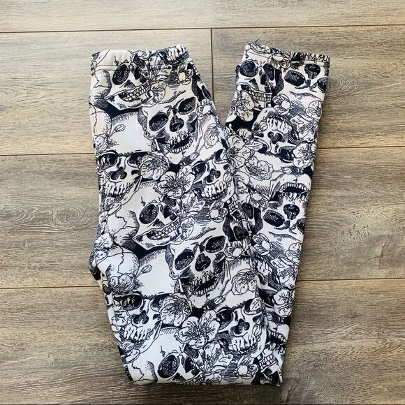 Just Cozy Fleece Lined Skull Print Leggings - Picture 2 of 4